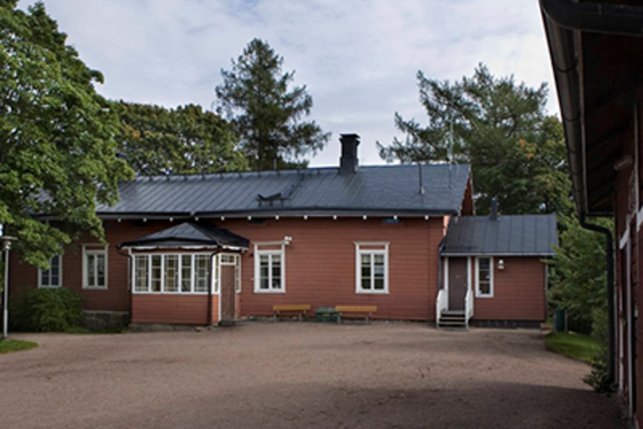 Pukinmäen kartanon neljä rakennusta myydään tarjouskaupalla.