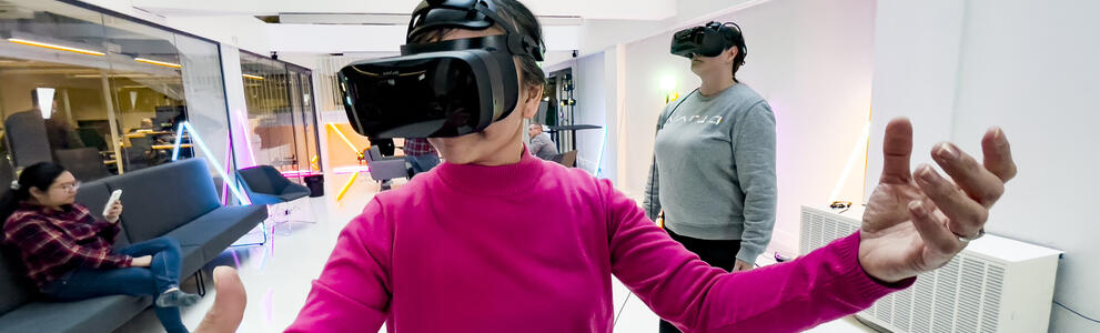 Henkilö kokeilee virtuaalilaseja.
