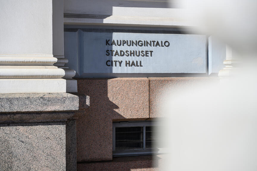 Kuva kaupungintalon seinästä. Seinässä teksti kaupungintalo kolmella kielellä.