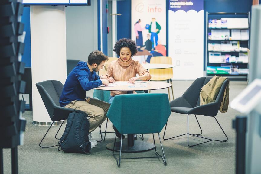 A specialist is serving a customer at the International House Helsinki service point.