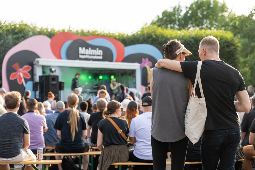 Malmi suveürituste festivali külastajad jälgivad kontserti.