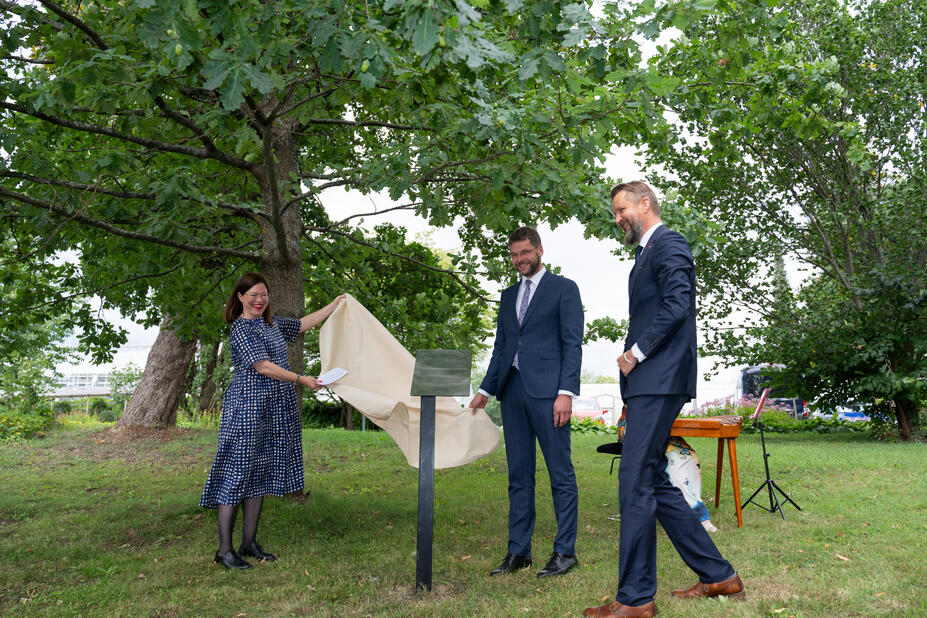 Deputy Mayor Anni Sinnemäki, the new Mayor of Tallinn Jevgeni Ossinovski and Ambassador of Estonia Sven Sakkov.