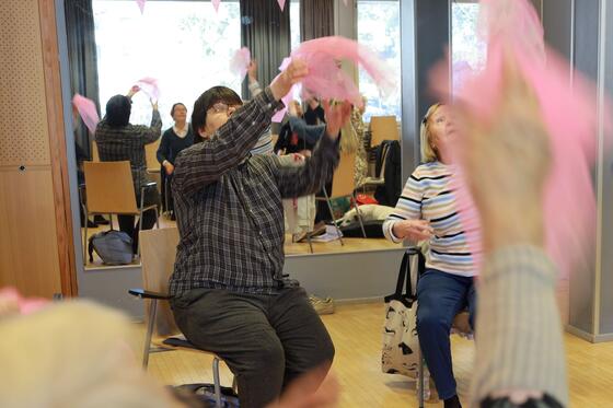 Palvelukeskuksen osallistujia Mukaan musiikkiin -tunnilla.