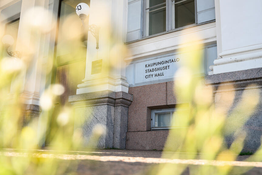 Kuva kaupungintalon julkisivusta.