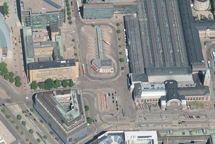 Ilmakuva, jossa näkyy rakennuksia Helsingin keskustassa.