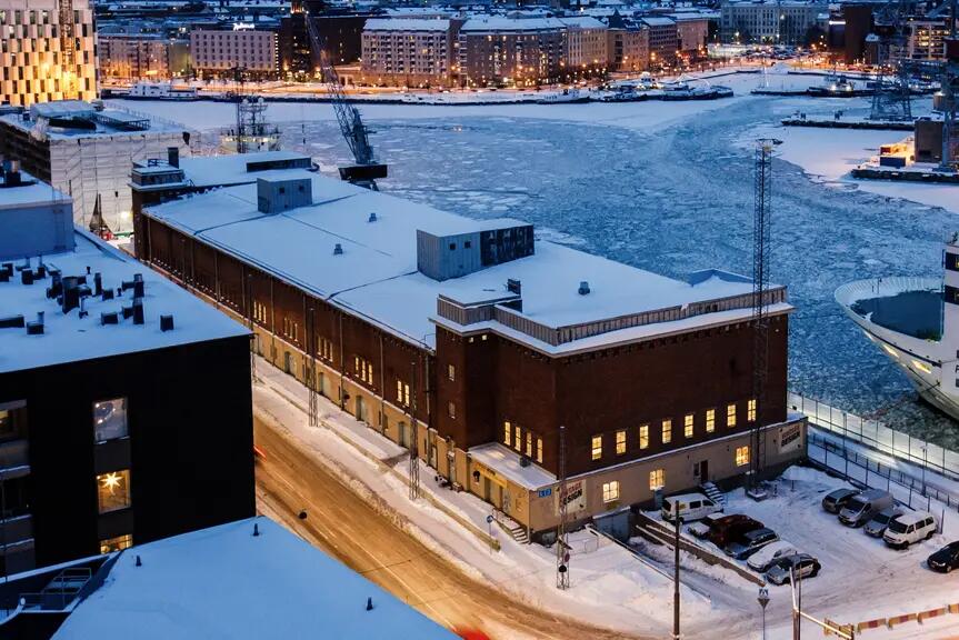 Punatiilinen makasiinirakennus.