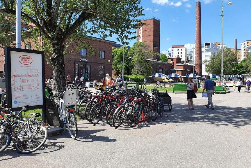 Pyöriä pysäköitynä.