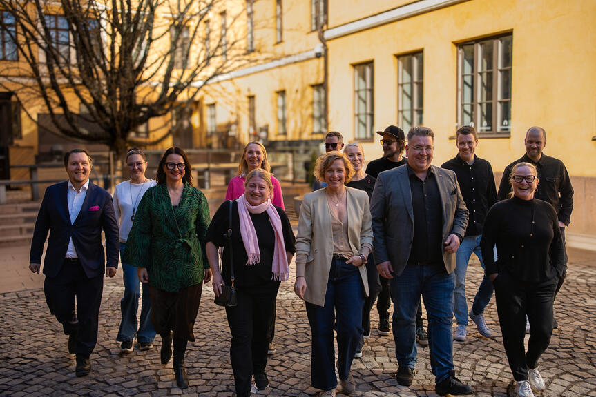 Tapahtumallisuuden neuvoa-antavan työryhmän ryhmäkuva huhtikuussa 2026.