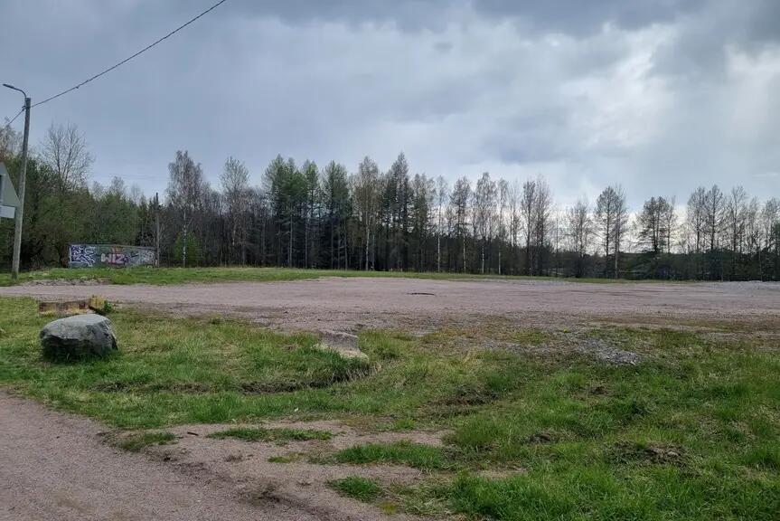 Kuvassa hiekkakenttä, jonka reunalla kasvaa puita.