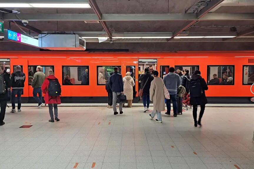 Rakaabka oo kaabadda ku sugaya metrooga imaanaya.