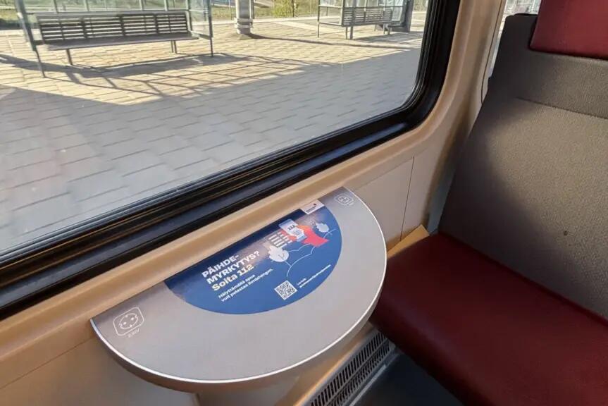 Kampanjatarra liimattuna lähijunan pöydälle.