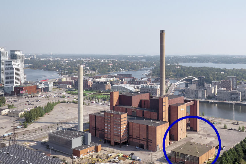 Sosiaalirakennus (kuvassa oikealla) on osa Hanasaaren voimalaitosrakennusten kokonaisuutta.