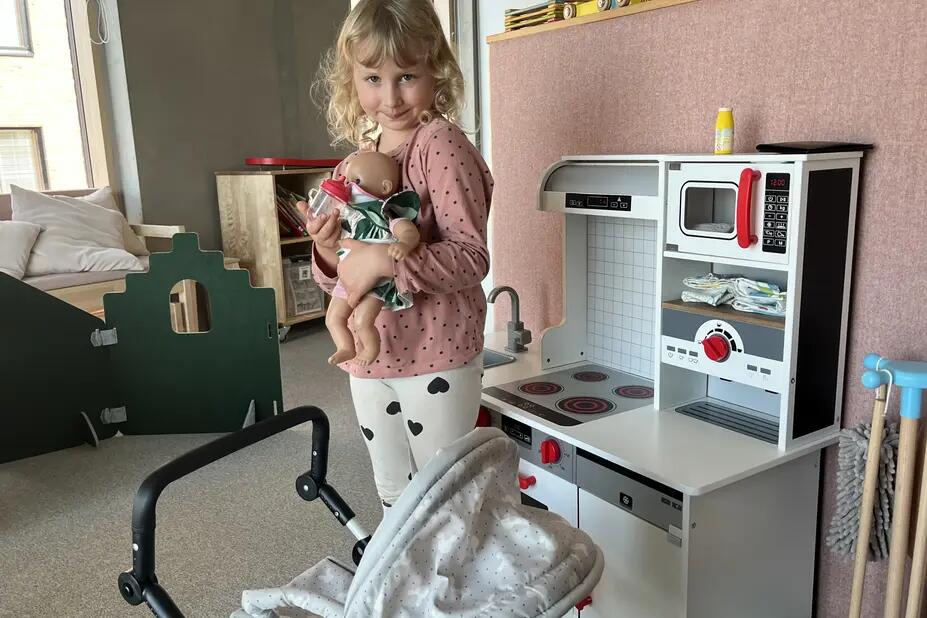 Päiväkodissa lapsi ja leluja