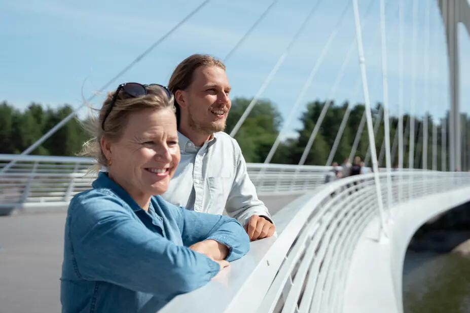 Minttu Perttula och Vili Tuomisto ler på bron.