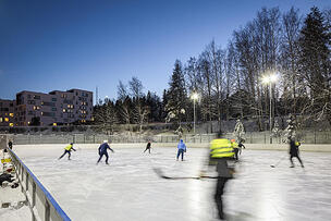 Jääkiekon pelaajia ulkokaukalossa.
