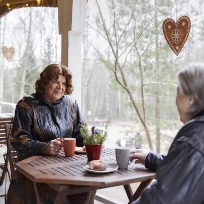 Sateenkaarivähemmistöön kuuluva pari kahvilla ulkoterassilla
