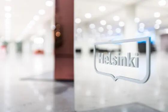 Helsinki-logo kaupungintalon aulassa.