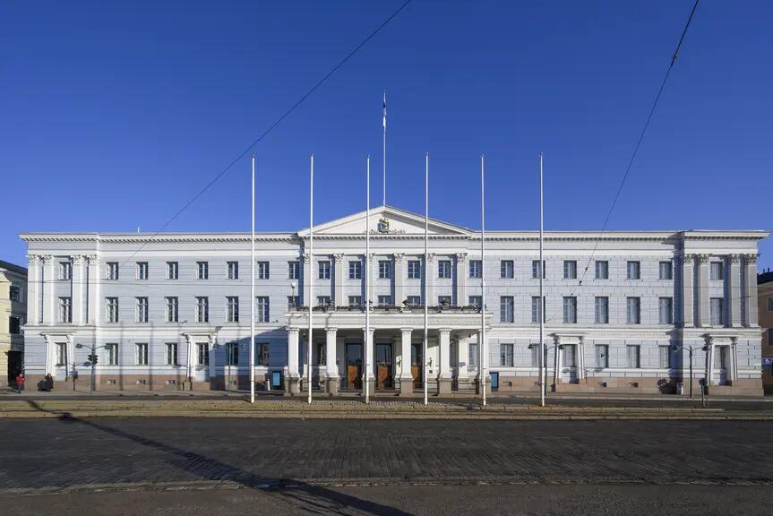 Helsingin kaupungintalo edestä kuvattuna.