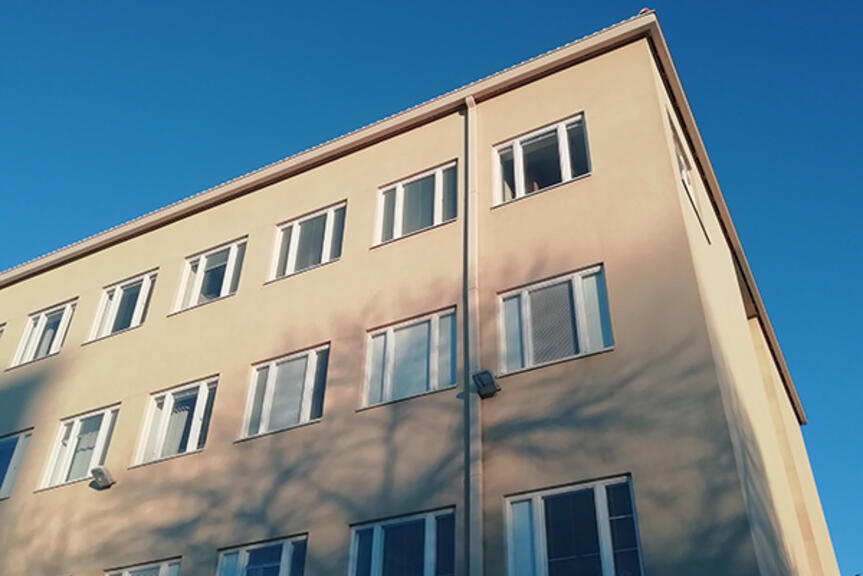 Helsingin kuvataidelukion rakennus Torkkelinmäellä.