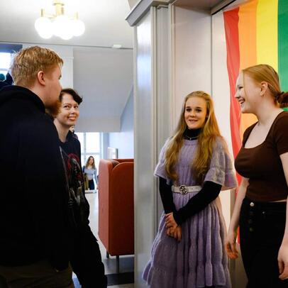Opiskelijat keskustelevat oppilaitoksessa.