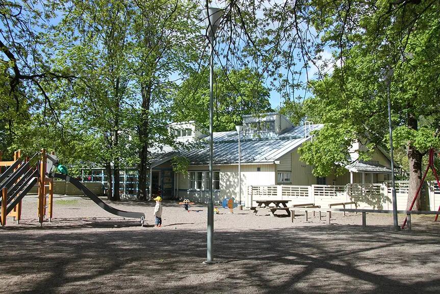Päiväkoti Tähtitornin piha ja rakennus