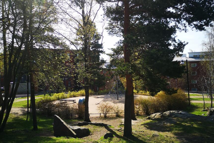 Leikkipuisto Roihuvuori piha