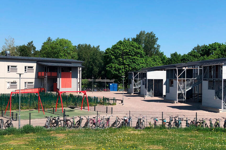 Vartiokylän ala-asteen väistötilan piha