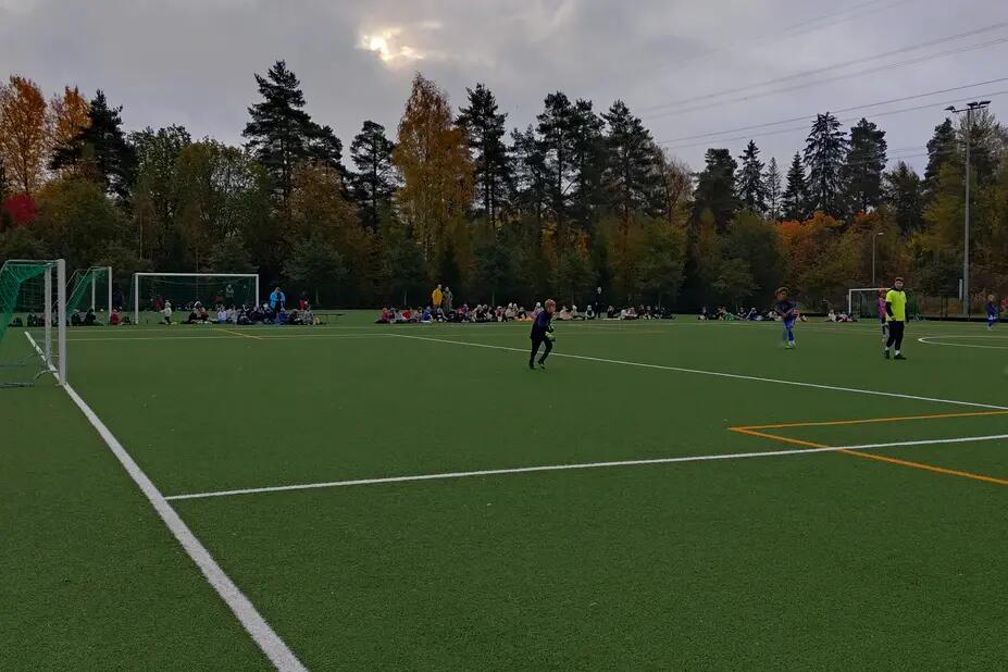 Porolahden fanit kentän laidalla