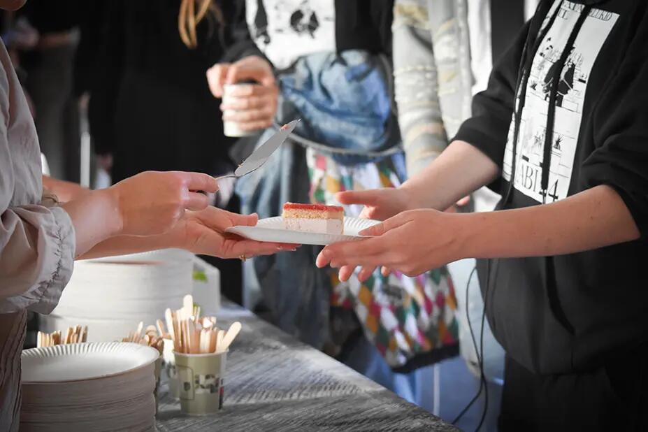 Kakkua tarjottii kaikille Torkkelin Asujaisissa