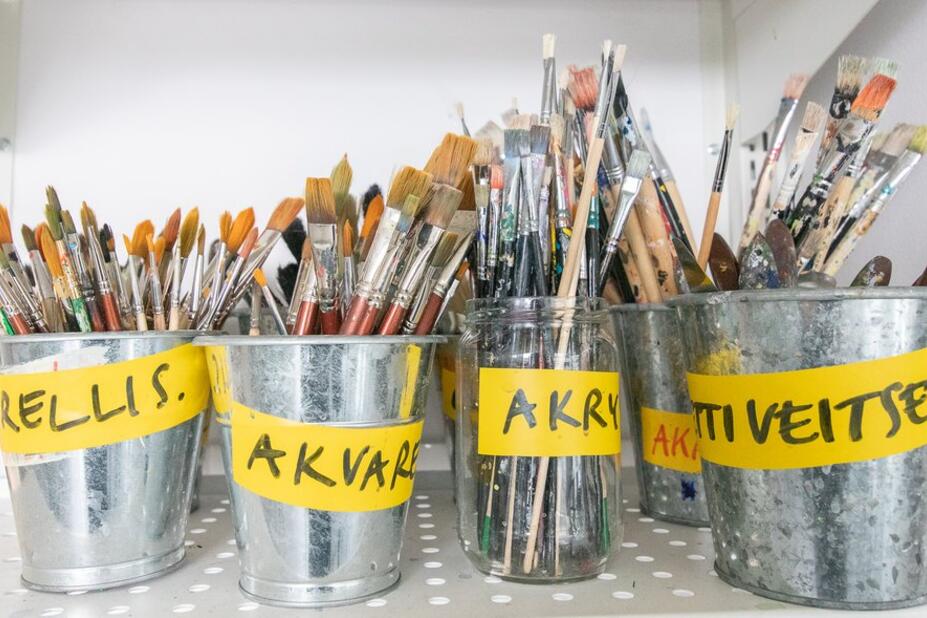 Kuvassa on metallipurkeissa erilaisia siveltimiä.