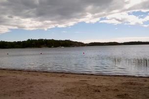Hiekkaranta ilta-auringossa.