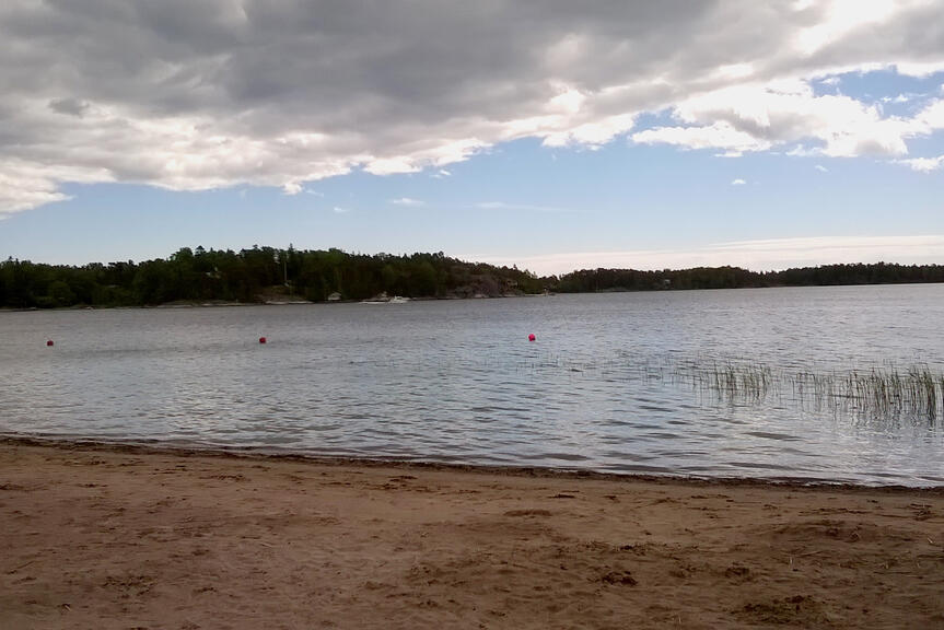 Hiekkaranta ilta-auringossa.