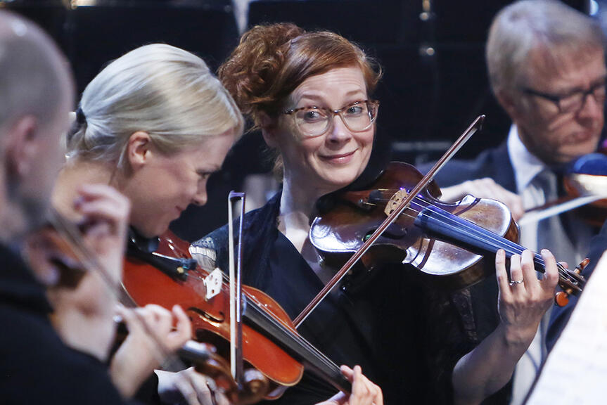 Stadsorkesterns violinister spelar fiol.