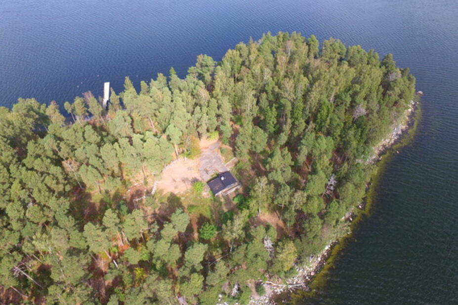 Malkasaari kuvattuna ilmasta. Saaren keskellä näkyy rakennus.
