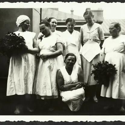 Kuusi kylvettäjää 1930-luvulta.