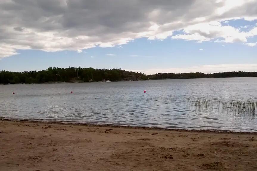 Hiekkaranta ilta-auringossa.