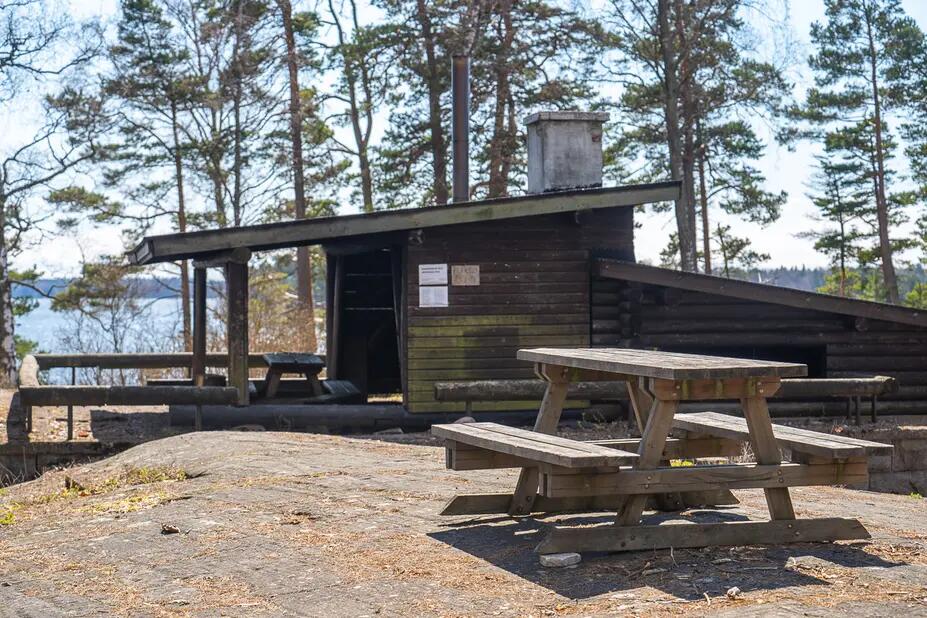 Malkasaaren keittokatoksen vierellä on pöytäryhmä.