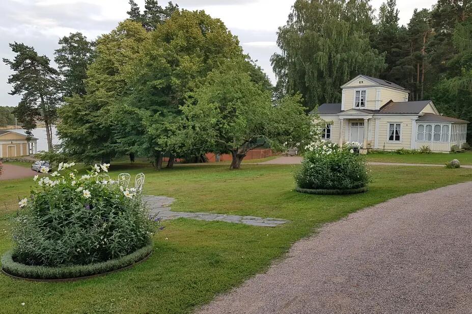 Stansviks gårds gårdsområde på sommaren. 