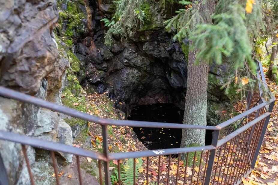Ett gruvschakt i Stansvik. 