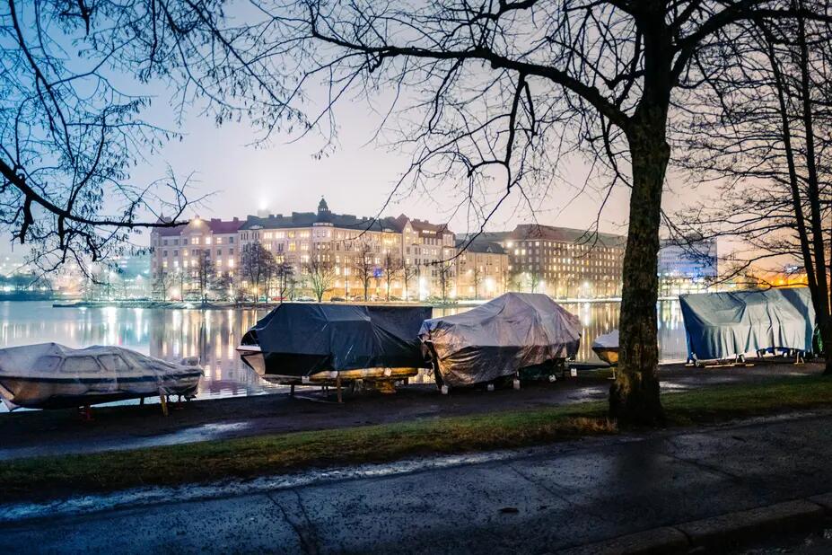 Veneitä talvisäilytyksessä pressut yllään Kaisaniemenrannassa.