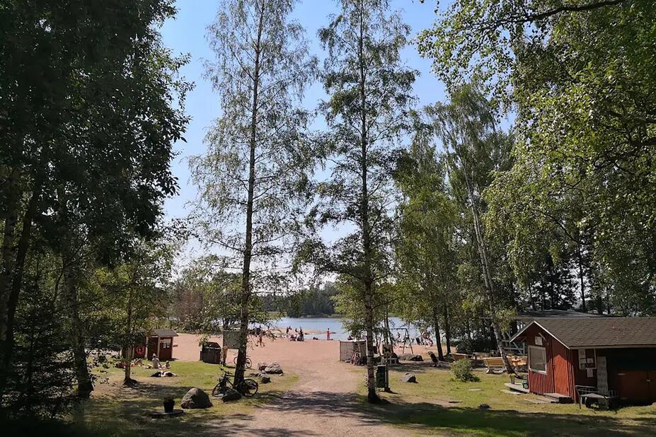 Puita ja kesäkahvila hiekkarannan edustalla