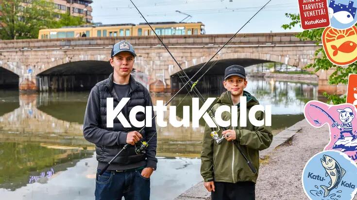 Kaksi nuorta kalastajaa Kaisaniemen sillan kupeessa.