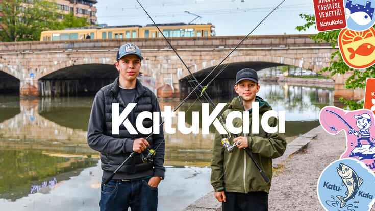 Kaksi nuorta kalastajaa Kaisaniemen sillan kupeessa.