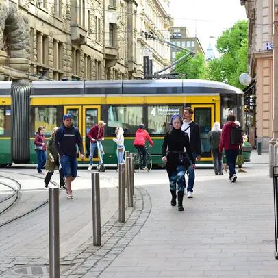 Liikennettä Helsingin ydinkeskustassa.
