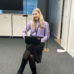 Emilia toimiston keinussa läppäri sylissä