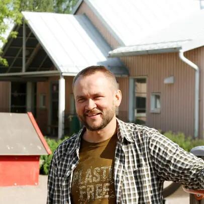 Varhaiskasvatuksen lastenhoitajaksi opiskeleva Petri päiväkodin pihassa.