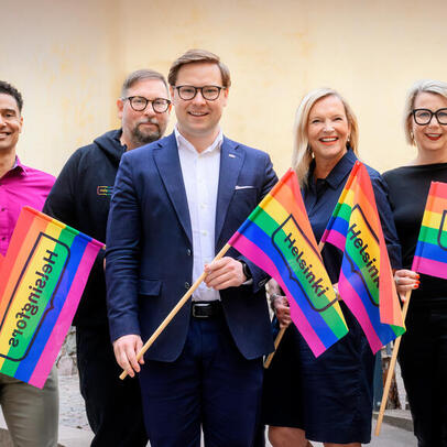 Helsingin pormestarit Pride-liput kädessään.