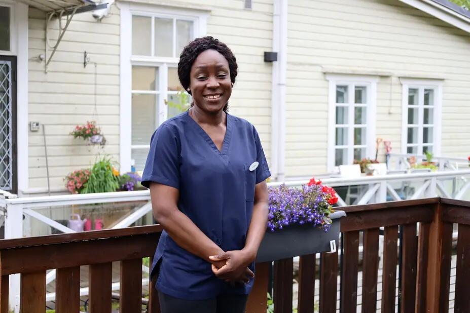 Queen Ayinbuomwan viihtyy työssään Kivelän seniorikeskuksessa 