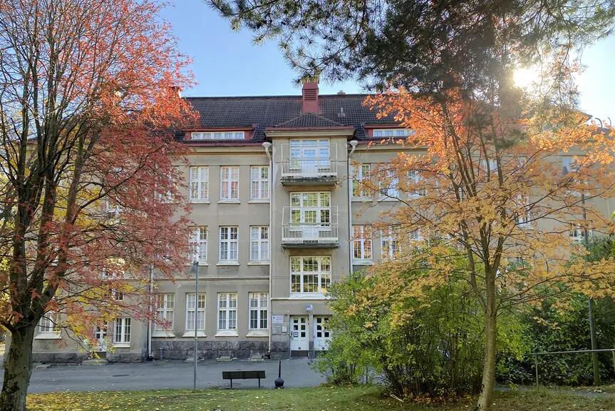 Tyylikäs jugend-talo puiston puiden katveessa.