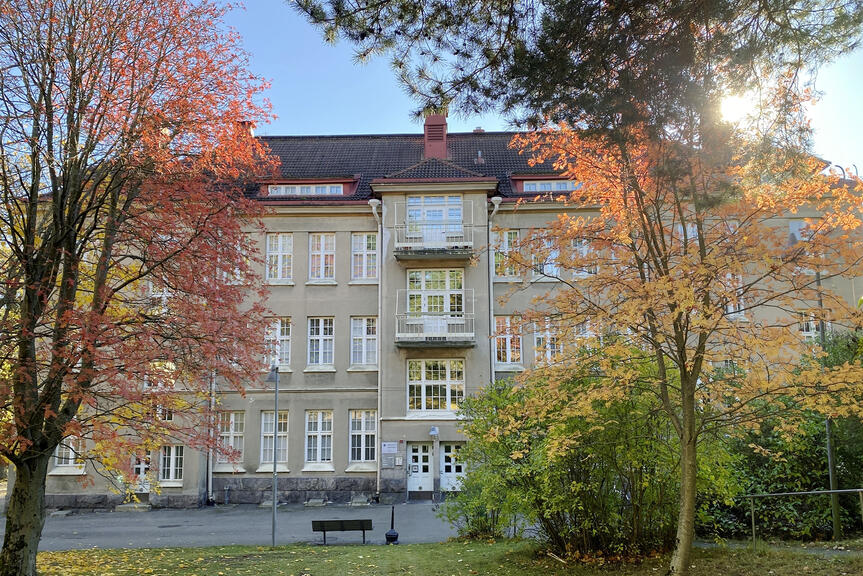 Tyylikäs jugend-talo puiston puiden katveessa.